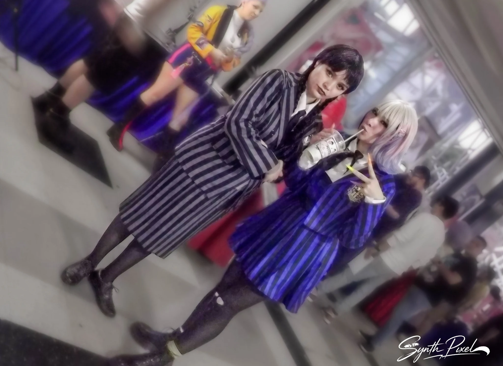 Cosplay de Merlina y Enid por lizsakura01 y cerezos_cosplay